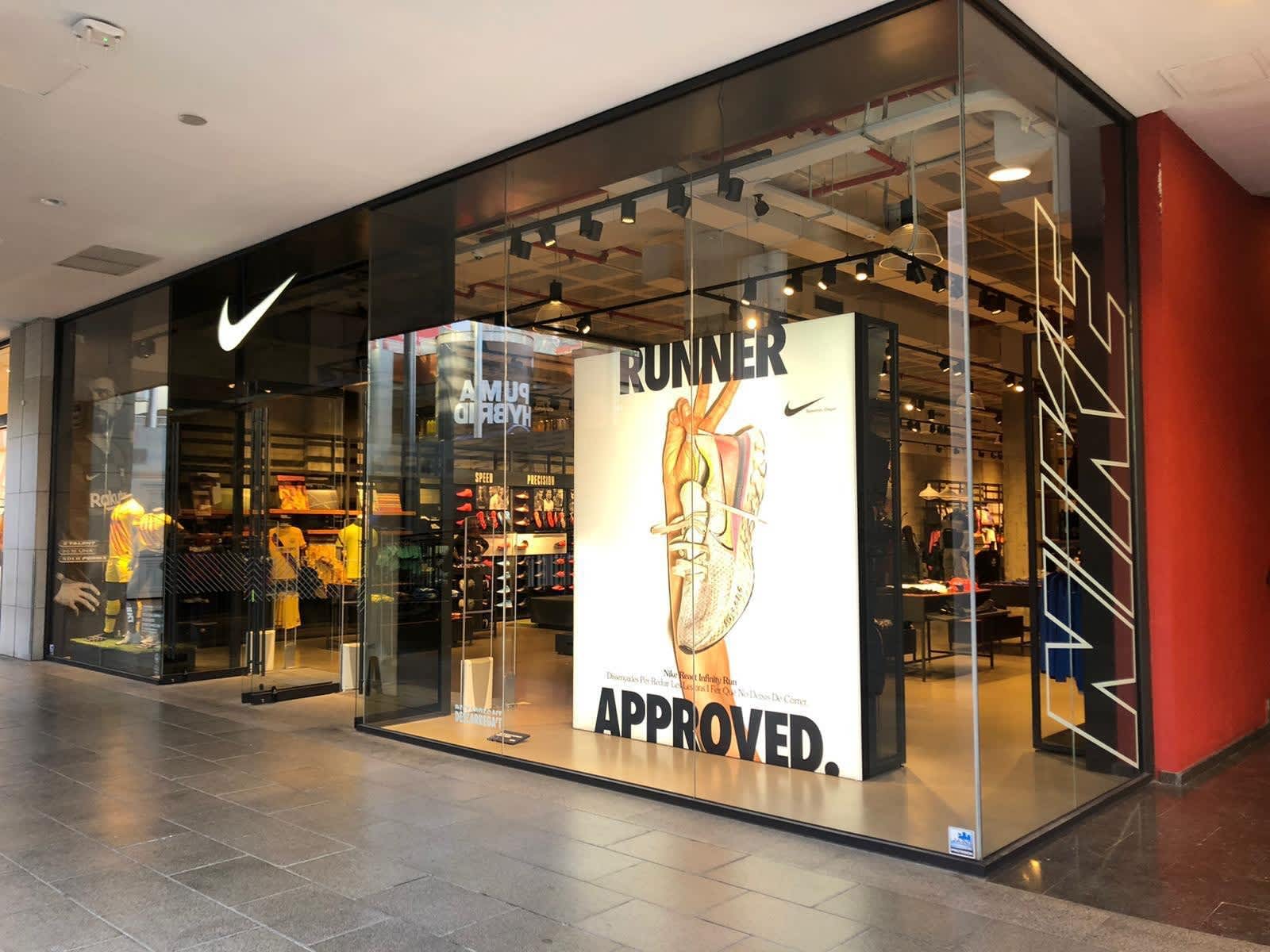 objetivo piso Usando una computadora Nike da 'gas' a su concepto de tienda Unite con la tercer...