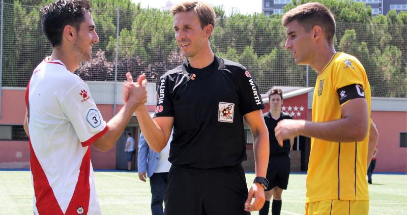 futbolistas y árbitro federado