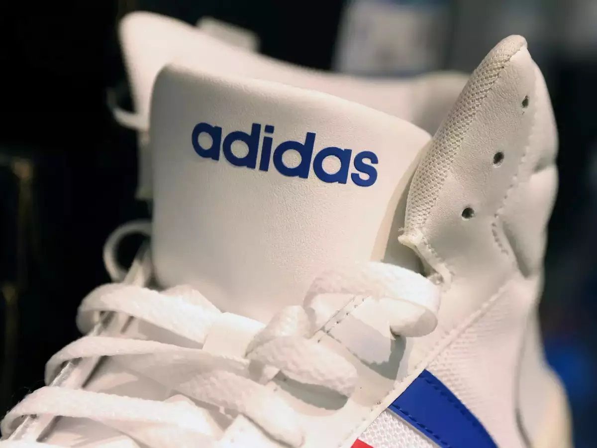Foot Locker sella una alianza Adidas impulsar sus ventas en 1.900 millones en
