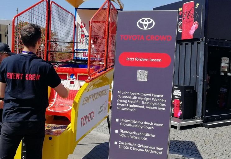 Stand de Toyota durante el festival de los Special Olympics World Games en Berlín 2023 para recaudar fondos para proyectos deportivos.