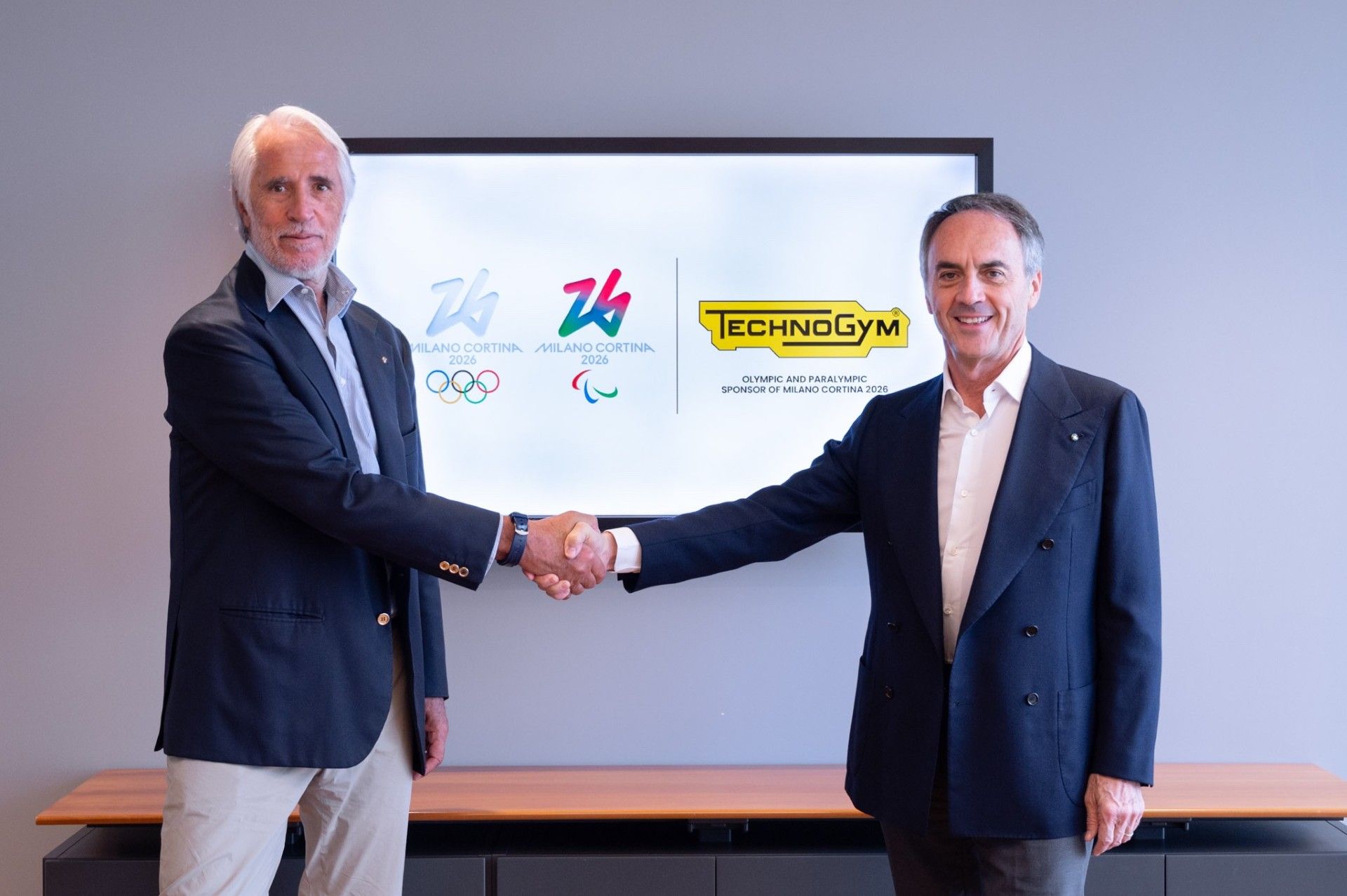 Giovanni Malagò y Nerio Alessandri, CEO de Technogym, en la firma del acuerdo para los JJOO Milán-Cortina 2026