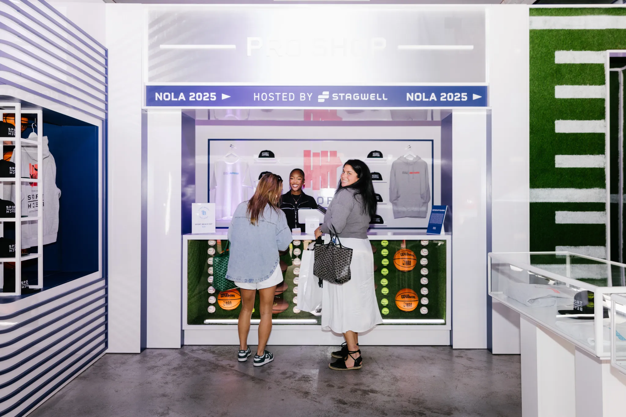 Clubhouse Cocktails at Stagwell’s Sport Beach en colaboración con The Athletic. La marca empezó a montar eventos exclusivos de networking el año pasado en Cannes y la Super Bowl, y repite en 2025. Foto: ADWEEK