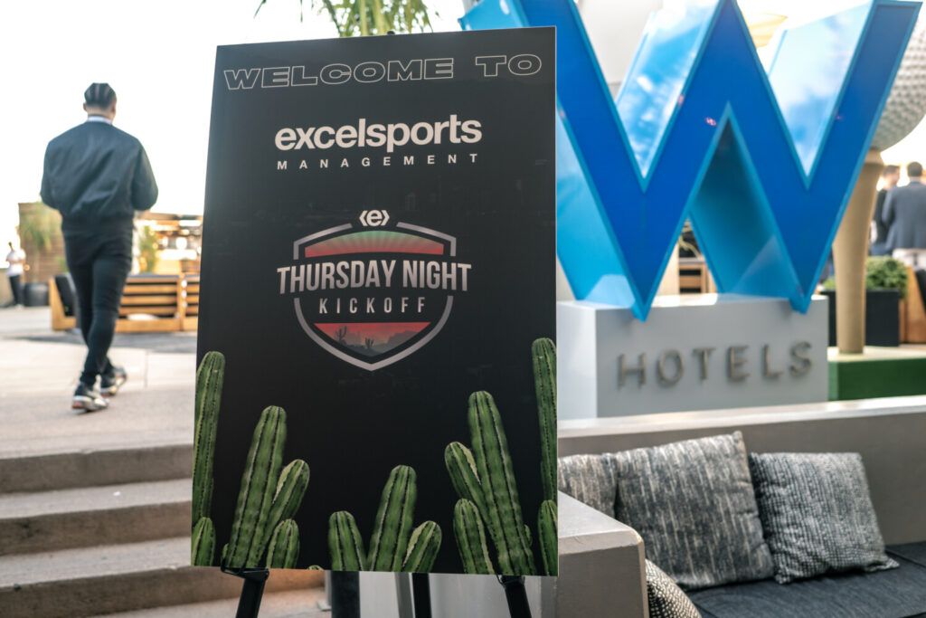 La agencia de representación Excel Sports y la marca Abercrombie organizaron una fiesta prepartido en The Civic Theatre en la que repartieron artículos oficiales de la NFL a los asistentes.