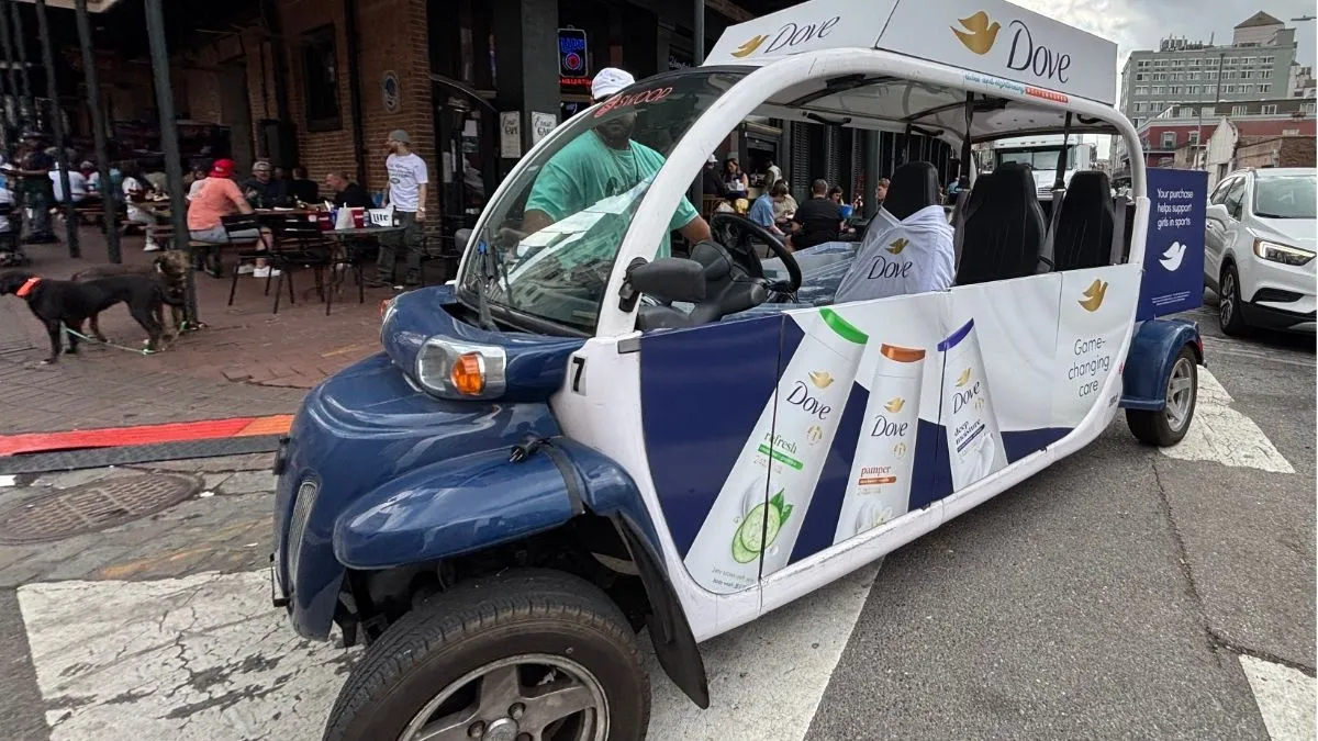 Dove se paseó con un coche por las inmediaciones para repartir muestras gratuitas y riñoneras transparentes, ya que los fans sólo pueden entrar al estadio con bolsas en las que se vea el contenido. Foto: ADWEEK