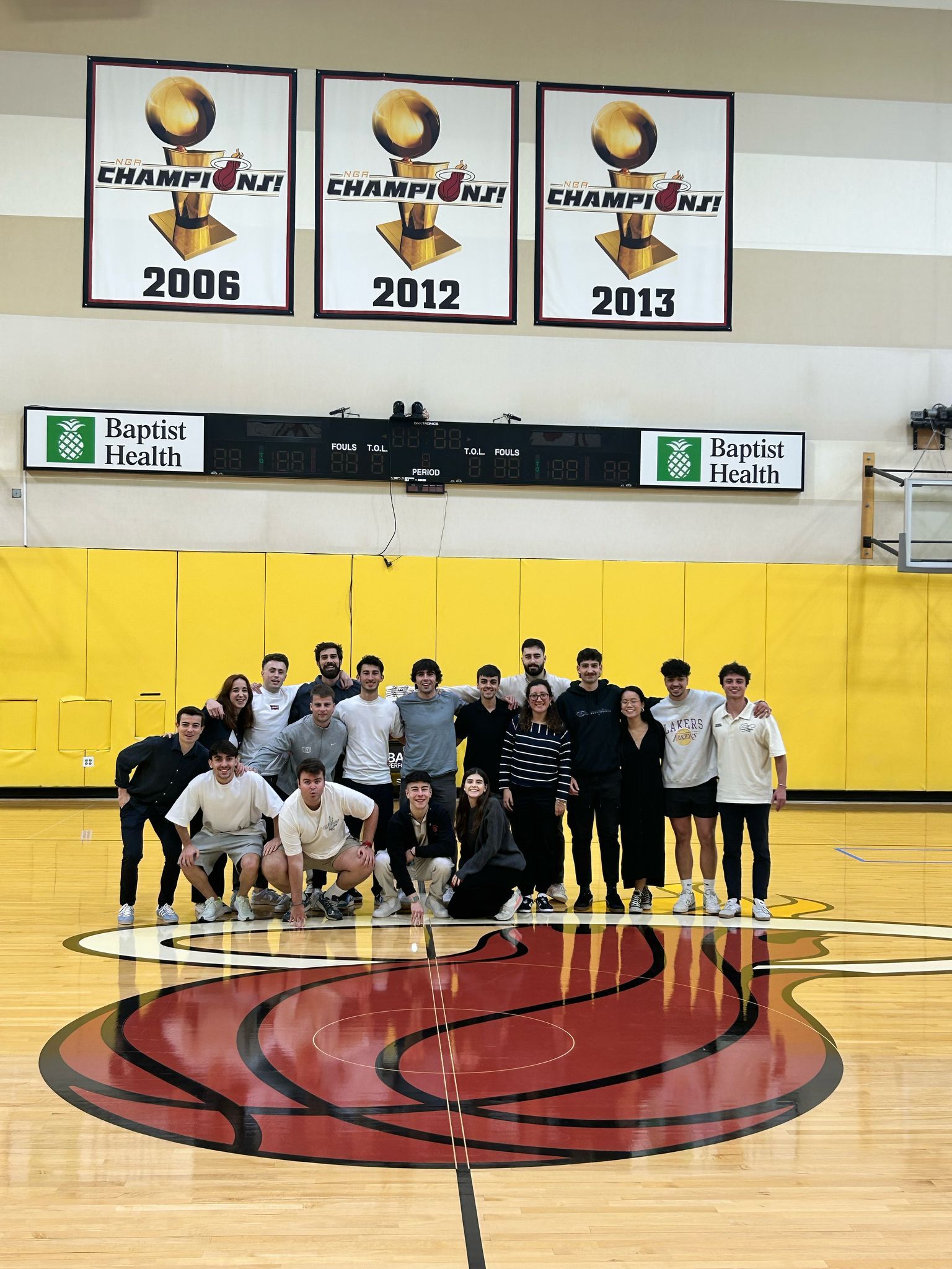 Los estudiantes del MBA in Sports Management durante su visita al Kaseya Center.