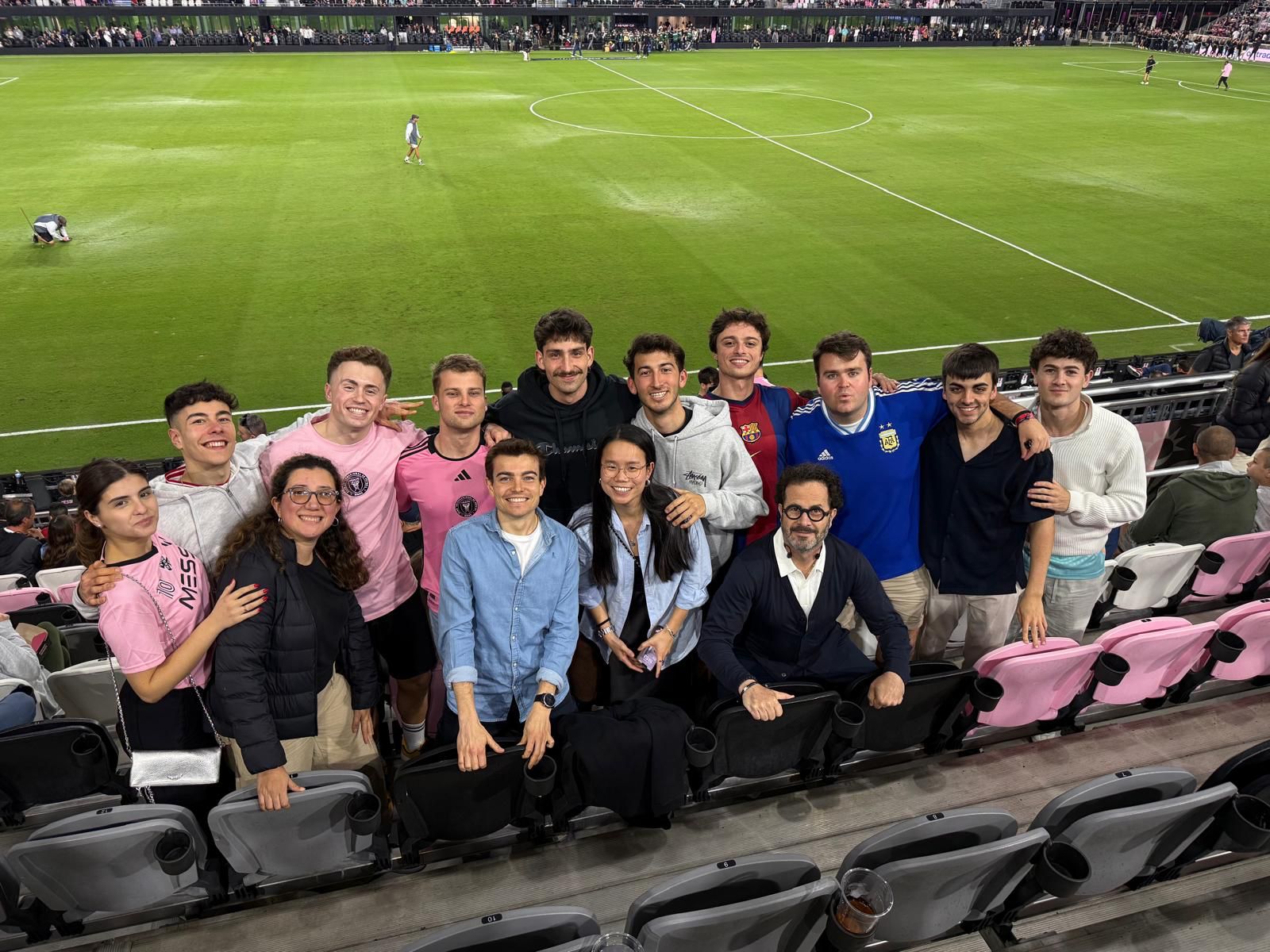 Los estudiantes del MBA in Sports Management durante su visita al Chase Stadium.