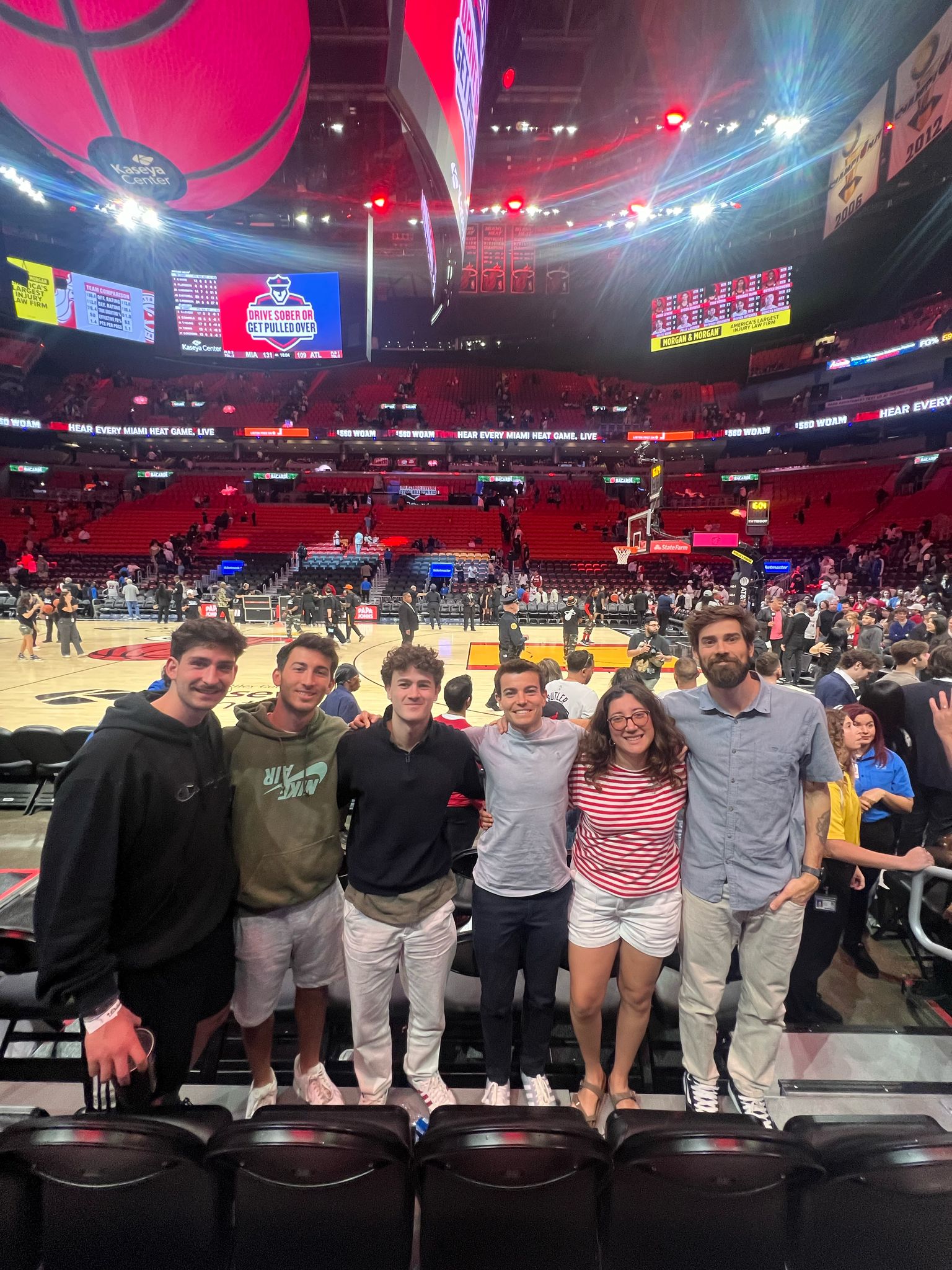 Los estudiantes del MBA in Sports Management durante su visita al pabellón de los Miami Heat, el Kaseya Center