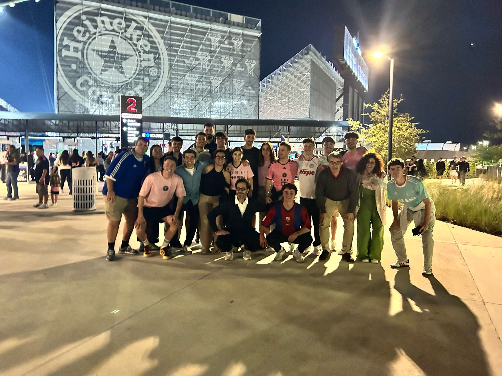 Los estudiantes del MBA in Sports Management durante su visita al Chase Stadium