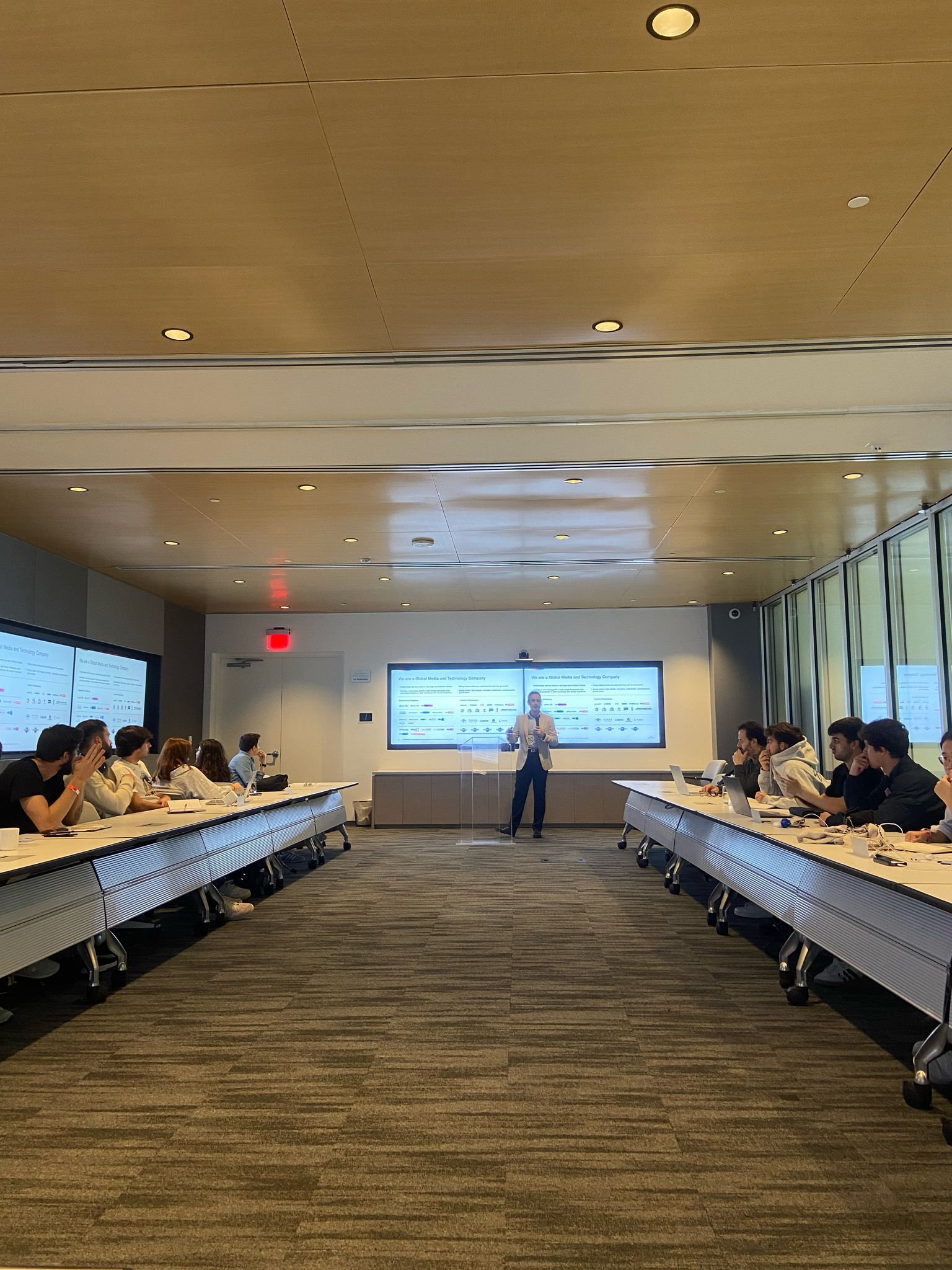 Los estudiantes del MBA in Sport Management durante una la masterclass de Telemundo, en Miami 