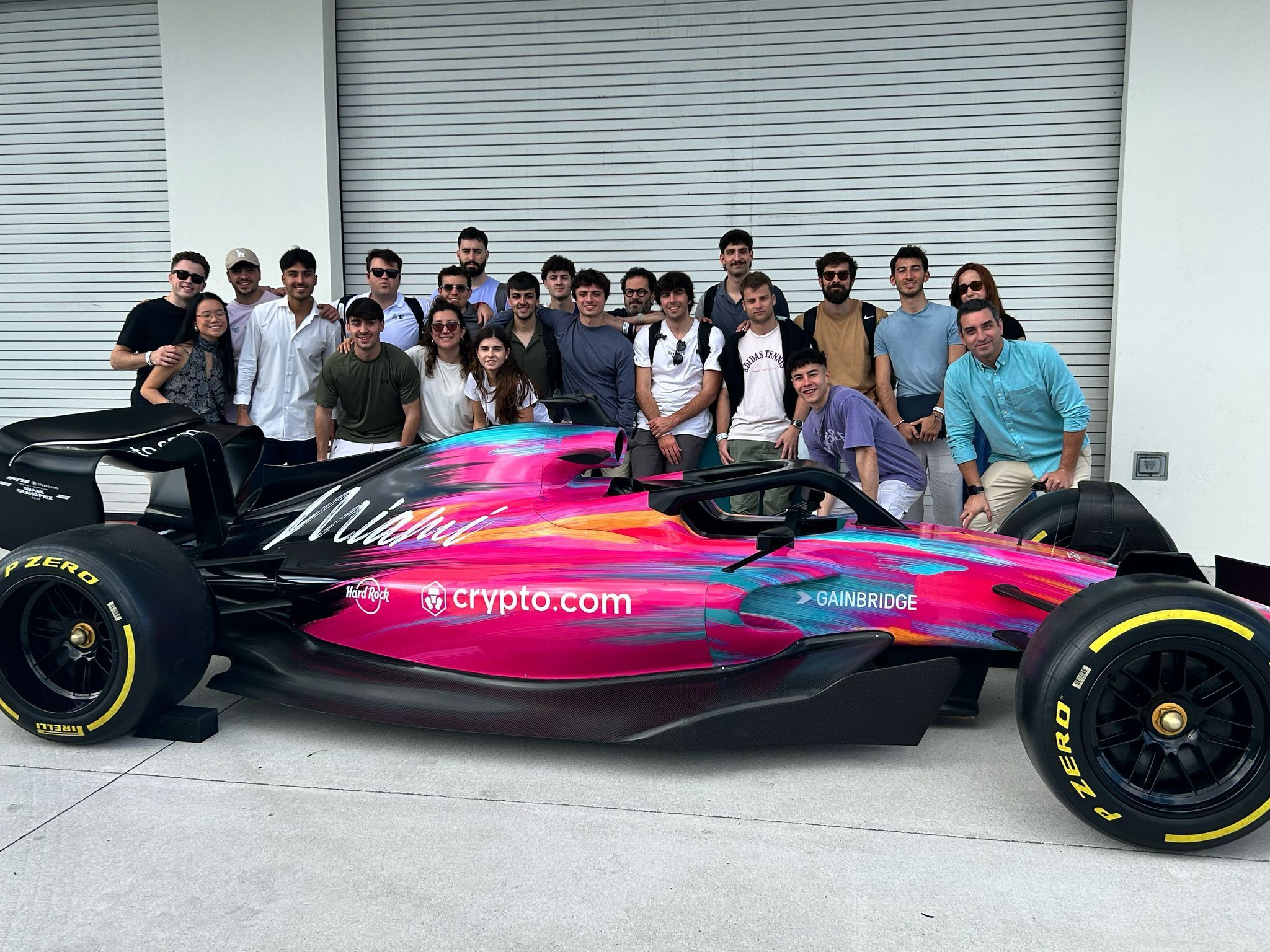 Estudiantes del del MBA in Sport Management junto a un monoplaza en el Hard Rock Stadium