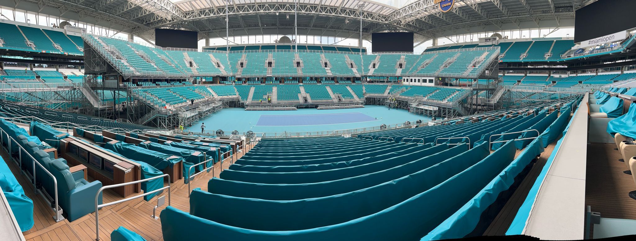 Pista de tenis habilitada en el Hard Rock Stadium