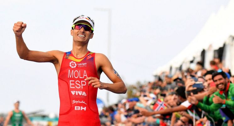 camuflaje De nada Deformación Asics ficha como embajador al tricampeón del mundo de triatlón Mario Mola